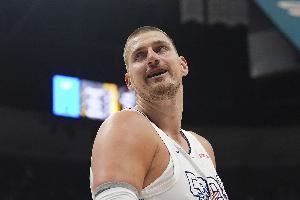 🤩我选后者！约基奇现在只能签三年2.12亿😍明夏续多赚8000万